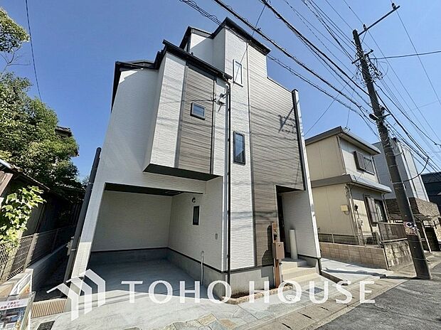 大切な愛車をしっかりと守るビルトインガレージです。天候に左右されず、風雨を避けて快適に車の乗り降りができるのが、大きな魅力です。荷物の出し入れもスムーズで、日々の暮らしに、安心と利便性をもたらします。