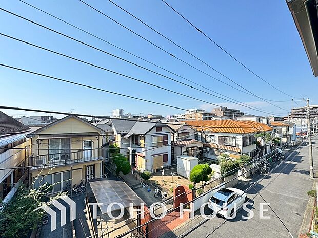 豊かな陽光に照らしだされる素敵な空間。季節を問わず華やいだ素敵な風景をお楽しみいただけます。戸建てのベランダから広がる開放的な眺望が、毎日の暮らしに彩りを添え、家族だけの特別な癒やしを演出します。