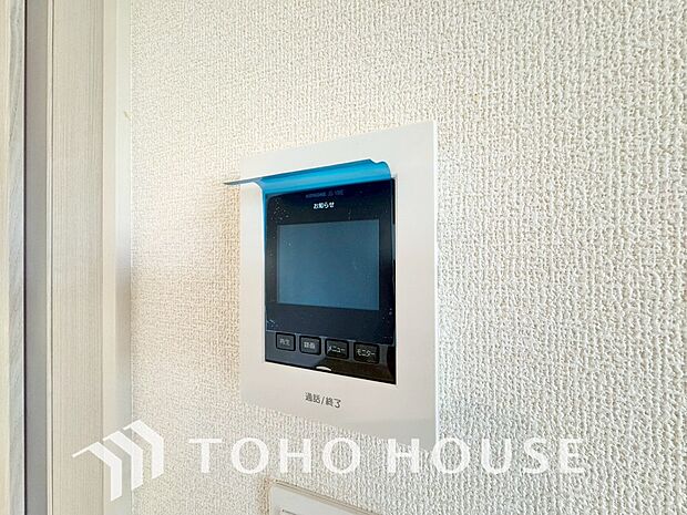 「見える安心」を実現するTVモニター付きインターホンを設置。来訪者の顔を室内から一目で確認できるため、防犯性が高く、お子様の留守番時も安心です。家族の安全を守る確かな配慮を、ぜひ現地でお確かめ下さい。