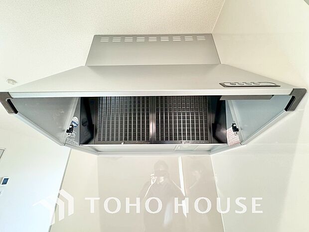静音性や省エネ性に優れ、デザインもスタイリッシュな最新レンジフード。効率的な換気で料理を快適にし、面倒なお手入れの手間も省けます。空間を美しく、引き締める洗練された機能美を、ぜひ現地でお確かめ下さい。