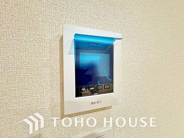 誰が来てもわかる様にモニター付きインターホンを設置。家事導線を考慮した個所に設置し、防犯性と利便性に優れ快適と安らぎを合わせた優しい設計。