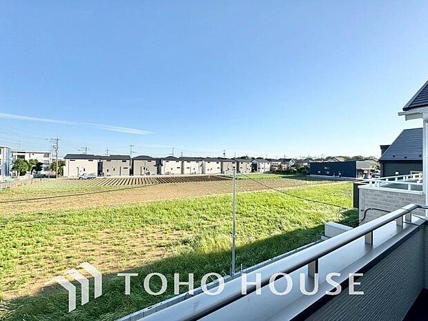 星空が地上に映りこむかのような夜景のきらめきまで、この街ならではの美しい風景の物語が室内に展開。