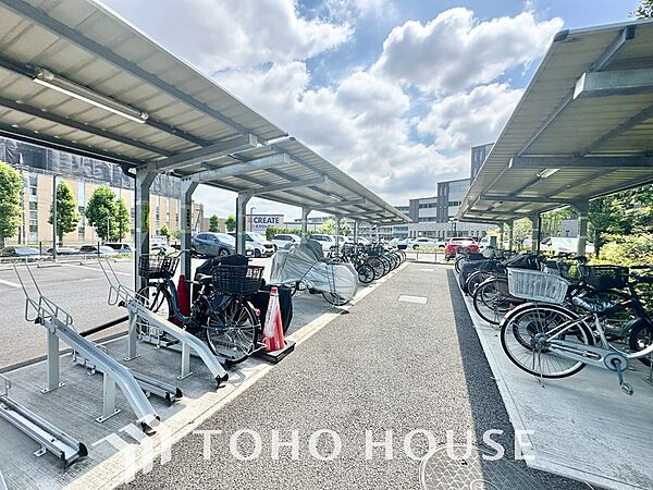 マンション駐輪場は空き状況などお気軽にお問い合わせを！周辺環境に馴染む美しい外観と高い機能性が魅力の邸宅です。光と風が通り抜ける開放的な設計が日々の暮らしに寄り添い上質な時間を末永く育んでくれますね。