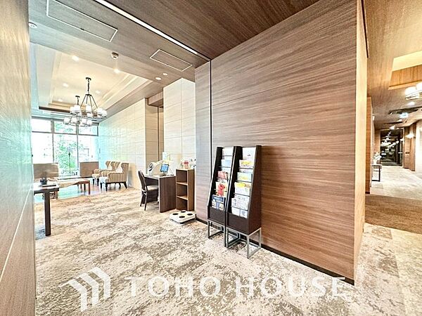 街の環境と住む人の暮らしを第一に考え、そこでしかできないロビーを作り出したこだわり。洗練されたデザインと快適性が美しく調和する空間が、住まう人の日常へ優雅な休息と上質な癒やしの時間を常にもたらします。