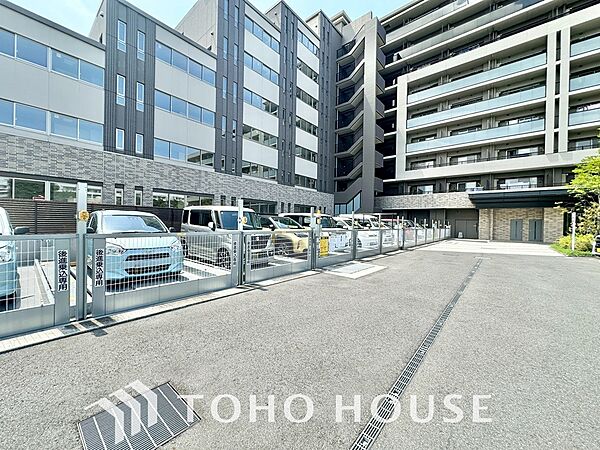 敷地内の駐車場の空き状況や料金など、詳細はお気軽にお問い合わせください！ポータルサイトや自社ホームページから、皆様からのご連絡を心よりお待ちしております。最新の状況をご案内しますので、お気軽にどうぞ。