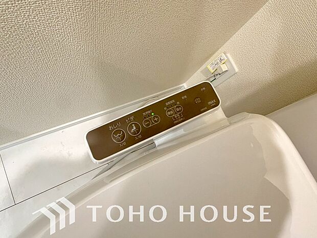 温かい便座に座ることができる温水洗浄便座。便座カバーいらずで清潔を保てることは大きいメリットです。最新のモデルは省エネ性能も高く、電気代を抑えながら家族全員が毎日気持ちよく使える機能が充実しています。