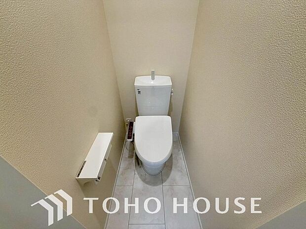 家族が毎日使うプライベートな空間です。清潔で使いやすいトイレにすることで快適に過ごすができます。実用的な収納スペースもしっかりと完備されており、トイレットペーパーや掃除用具をすっきりと綺麗に隠せます。