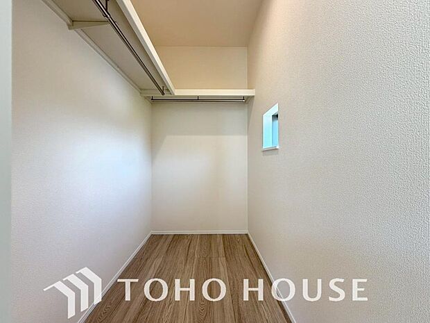 たっぷりと荷物が入るよう、ウォークインクローゼットを完備いたしました。衣類はもちろん、かさばる季節物や大型の荷物まで機能的に一括収納。お部屋をすっきりと美しく保ち、居住空間をより広々と有効に使えます。