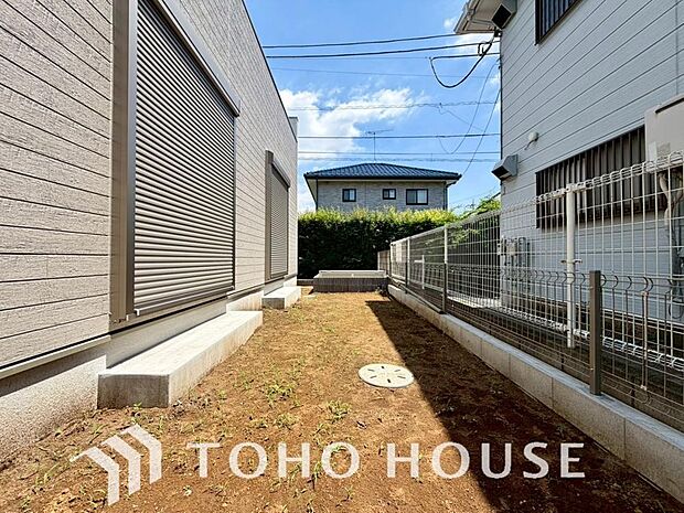 ここに住まう方々へ余すこと無く太陽の恵みを届けられるように、計画・設計されております。明るい陽射しが部屋の奥まで差し込み、毎日の暮らしを健やかに包み込みながら、家族の笑顔あふれる温かな空間を叶えます。