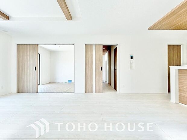 広いLDKでは家族が集まり一緒の時間を過ごせる工夫がされております。心地よい光が差し込む大空間は、毎日の会話も弾む憩いの場所に。住まいの中心として家族の温かい時間を優しく包み込む魅力あふれる空間です。