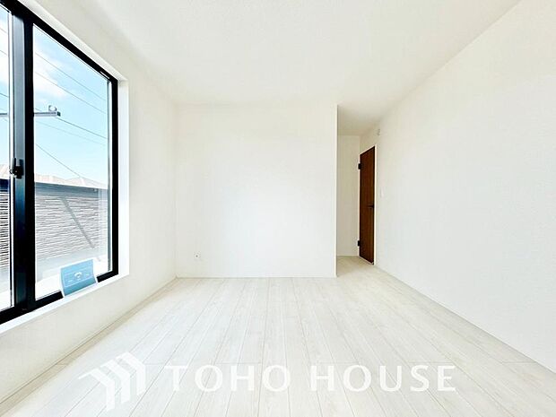 お子様の心と身体を見守る子供部屋。小さな自立心を育むお部屋作りを見越してぜひご覧ください。成長に合わせたレイアウト変更もしやすく、のびのびと過ごせる工夫が詰まった、家族の未来に寄り添う快適な空間です。