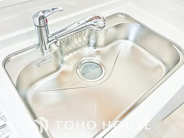 浄水と原水をボタン一つで切り替えられる浄水器一体型水栓。近年主流になりつつある人気の設備です。料理には美味しい浄水を、日常の洗い物には原水をワンプッシュで使い分け。シンク周りもすっきり美しく保てます。
