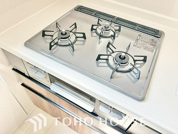 3口コンロは一度に複数のお料理を作ることができるメリットがあります。毎日のキッチンタイムを効率よく。主菜を炒めながら汁物を温め、もう一品も進行。手際よく品数を増やせ、忙しい毎日の夕食作りがスムーズに。