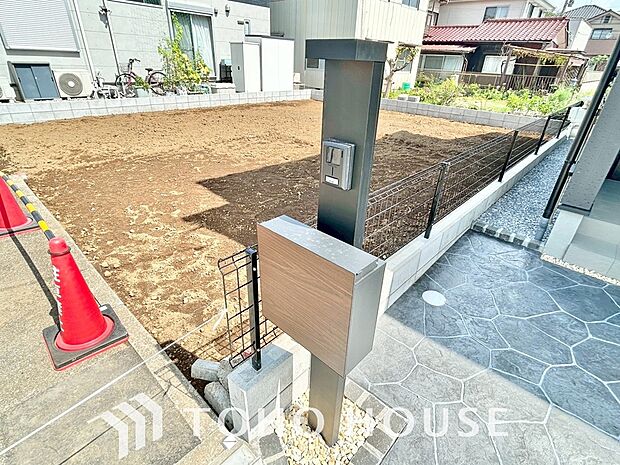 宅配ボックスは、ネットショッピングなどによる小型のお届け物の受け取りに大変便利です。不在時でも荷物を受け取れるため再配達の手間がなく、日々の暮らしに快適さとゆとりをプラスする、嬉しい高機能な設備です。