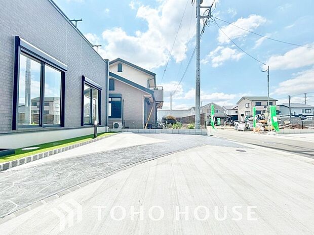 家のすぐ前に駐車場があるので、車の出入庫に時間がとられることもありません。荷物の多い日や雨の日のお買い物でもスムーズに家の中に運び込めるのが嬉しいポイント。毎日のフットワークが軽くなる快適な環境です。