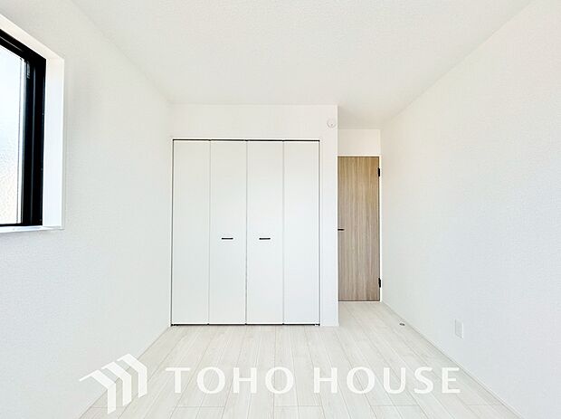 白を基調とした室内は、明るい住空間を造り出すだけでなく清潔感をもたらしてくれます。どんな家具とも合わせやすく、お好みのインテリアで自分らしい空間演出を楽しめるのも、白をベースにした間取りの魅力ですね。