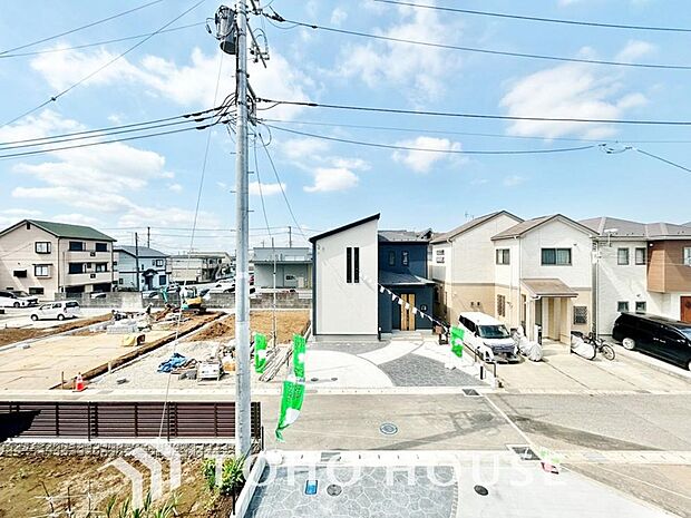豊かな眺望にふさわしい空間は、通風・採光に優れ、心地よい光と風があふれています。明るい陽ざしが差し込む開放的なリビングとも繋がり、毎日の暮らしに上質な癒やしと特別な時間を届けてくれる素敵な住まいです。