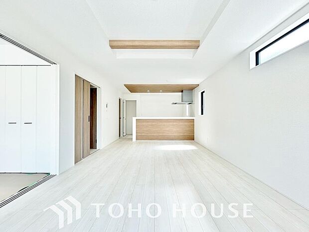 通風と採光を考慮したリビングは地域の鼓動を感じながらお寛ぎ頂くことが可能です。大きな窓から注ぐ光と爽やかな風が毎日の暮らしに心地よい開放感をプラス。街の息吹を感じつつ、家族で穏やかに過ごせる空間です。