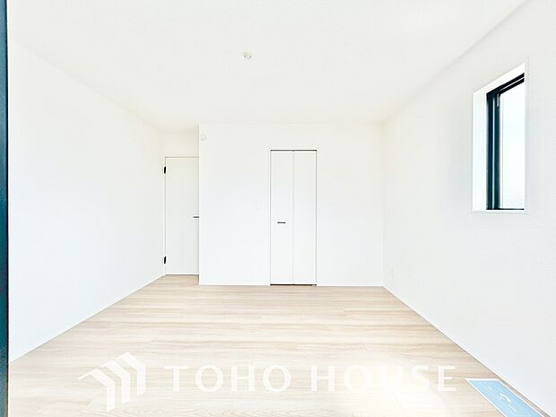 心と体をゆったりと安らげる主寝室。寝室のゆとりが大きい分だけ、日々の暮らしの安らぎはより深まります。一日の疲れを心地よく癒やし、贅沢なプライベートタイムを穏やかに過ごせる、広々とした快適な空間ですね。