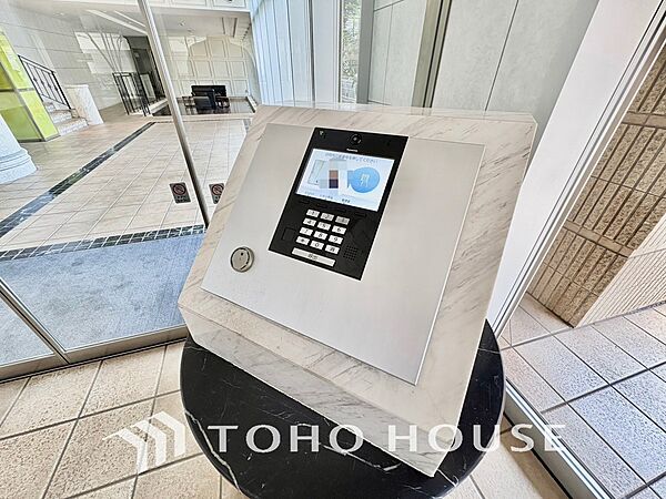 共用玄関にオートロックがあることで防犯効果が高まります。不審者や不要な勧誘の侵入を防げるため、一人暮らしの方や小さなお子様のいるご家庭でも安心です。毎日の安全面を足元から静かに支える、心強い設備です。