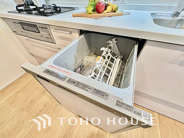 食洗機は家事の時間を短くできることがメリット。ビルトインタイプはキッチンをすっきりとみせてくれます。高温でしっかり洗浄するため衛生的で、毎日の手荒れの悩みからも解放され暮らしに優しいゆとりを生みます。