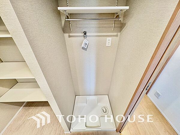 防水パンは清掃しやすく、耐久性に優れていて水漏れ防止に役立ちます。洗濯機からの突然の排水トラブルや結露を受け止め、床の腐食や階下への漏水を防ぐだけでなく、隙間のホコリもサッと拭き取れて毎日衛生的です。