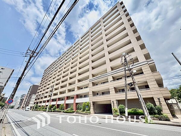 街並みや周辺の環境に呼応しながら、美しく、そして毎日の暮らしを考慮した機能性の高い住まい。洗練されたデザイン性と快適な生活動線が融合し、住むほどに愛着が深まる、安心と先進の理想的な住空間を実現します。