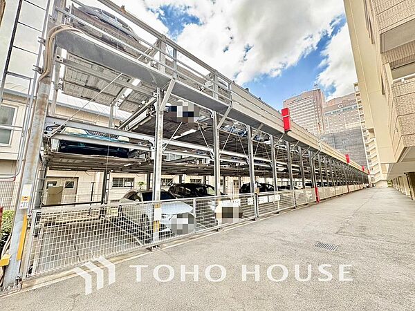 敷地内駐車場（空き状況、料金等についてはお気軽にお問合せください。）重い買い物袋がある日でも玄関までの距離が短いため移動がスムーズ。不審者の侵入を防ぐ防犯性も兼ね備え、家族みんなが快適に利用できます。