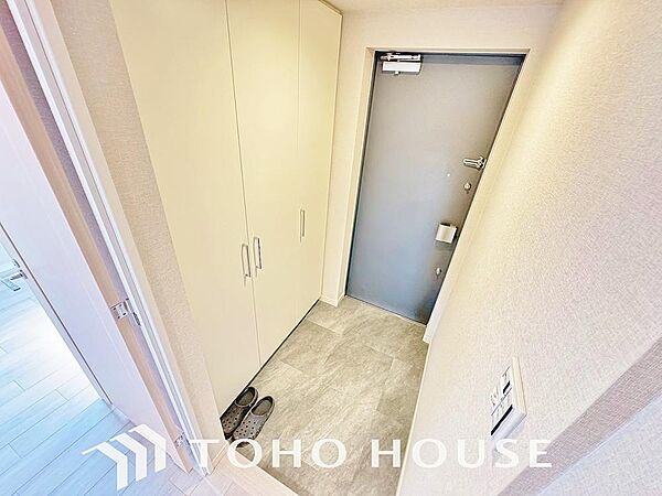 温かみのある色合いでデザインされた玄関は、優しく心地よい雰囲気に満ちています。一日の疲れを癒やし、思わず早く帰りたくなるような安心感にあふれる住まいです。心からリラックスできる安息の空間が広がります。