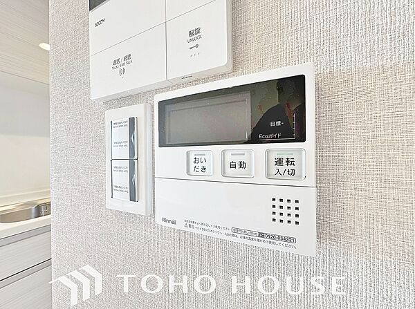 お風呂場と台所に操作リモコンがあり、キッチン近くにある給湯リモコンは、お料理の最中でもリビングで寛いでいるなかでもボタン一つで簡単に沸かせ便利。わざわざ浴室へ行く手間が省け、日々の家事を円滑にします。