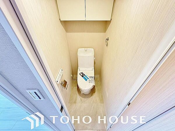 家族が毎日使うプライベートな空間。清潔で使いやすいトイレにすることで、日々の暮らしがより快適になります。最新の機能とお手入れのしやすい設計を施し、いつでも気持ちよく、家族誰もが安心して使える空間です。