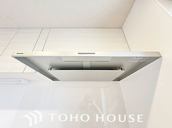 油汚れが付きにくくて、お手入れが簡単な最新のレンジフードを採用。優れた排気性能で調理中の煙やニオイを効率よく吸い込み、リビングまで快適な空気環境を保つことができます。キッチンの美しさをスマートに維持。