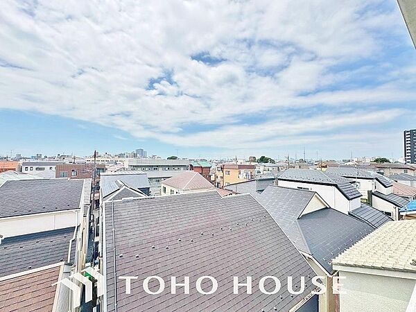 心地よい風が吹き抜けるマンションのバルコニー。毎日の洗濯物やお布団干しにも十分な広さを確保しています。手すり壁が適度なプライバシーを守りつつ、明るい光を室内に届けてくれる、暮らしの憩いのスペースです。