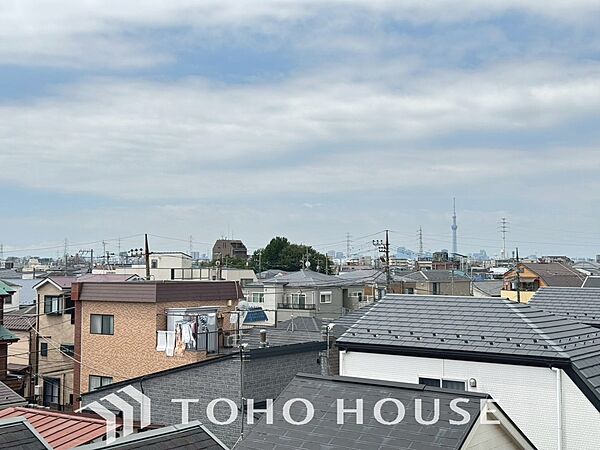 豊かな陽光に照らしだされる素敵な空間。季節を問わずに華やいだ素敵な風景をお楽しみいただけます。大きな窓から差し込む光が室内を明るく満たし、日々の暮らしに、四季の彩りと上のラックスタイムをお届けます。