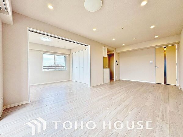 広々としたLDKは、家族が自然に集まりやすく、一緒に過ごす時間を楽しめる工夫が施されています。陽光が差し込む開放的な空間で、自然と会話が弾み笑顔が溢れます。心地よい団らんを育む、こだわり満載の住まい。