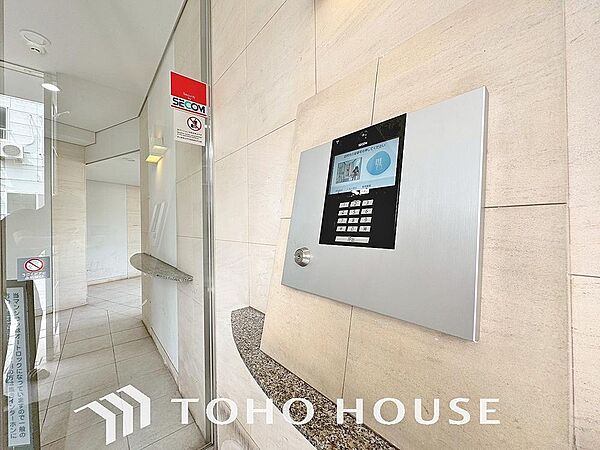 こちらのエントランスにはオートロックシステムを導入しているマンションです。不審者の侵入を防ぐ役割があり、日々の暮らしに安心感をプラスしてくれます。ご家族みんなが毎日を穏やかに、心地よく過ごせる住まい。