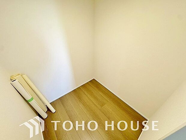 建物内部の収納には拘りました。共有部分に設けた収納。お荷物が多い方にも安心です。