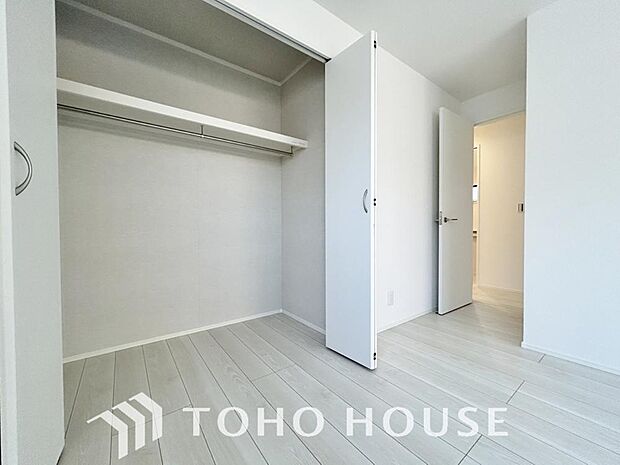 建物内部の収納には拘りました。共有部分に設けた収納。お荷物が多い方にも安心です。