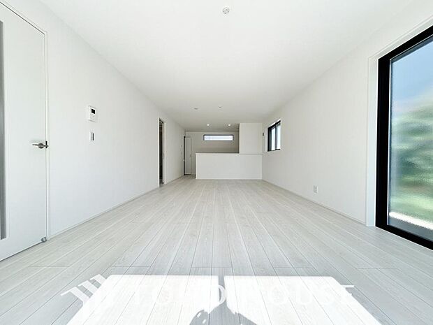 光が注がれる青い空から鮮やかに赤色にゆっくりと染まる。そんな優しい時間がここでは流れてゆく。