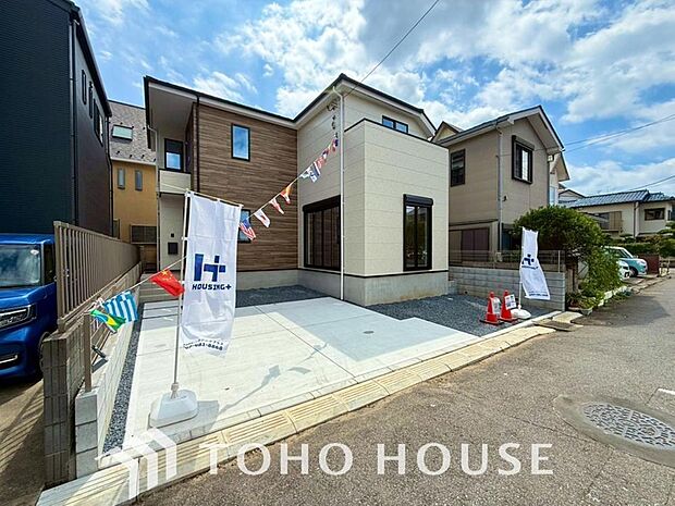 街並みの風景に包み込まれながら、瀟洒な印象も湛えて佇みます。