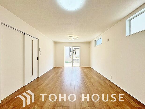 光が注がれる青い空から鮮やかに赤色にゆっくりと染まる。そんな優しい時間がここでは流れてゆく。