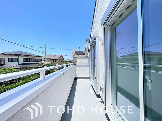 頬をなでる優しい風を感じることが出来るバルコニー。つい深呼吸をしたくなる気持ちの良い眺望です。