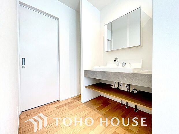 身だしなみのチェックがしやすい大きな鏡、下には収納がたっぷり。スッキリとした空間を演出いたします。