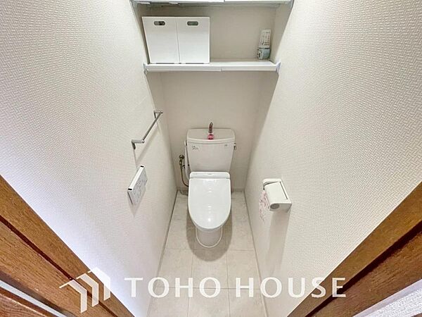 十分な広さと清潔感のあるカラーで纏まったおトイレ。時間に余裕とゆとりを持たせます。