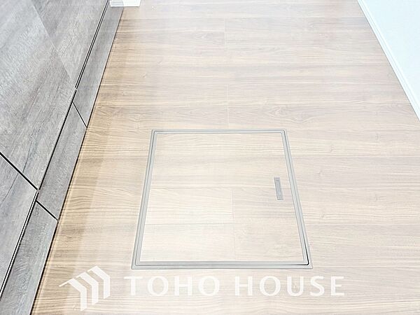 食品ストックや非常食・保存食の保管庫として活用できます。住まいの床下点検口としての役割もあります。