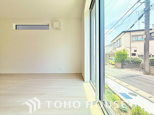 光が注がれる青い空から鮮やかに赤色にゆっくりと染まる。そんな優しい時間がここでは流れてゆく。
