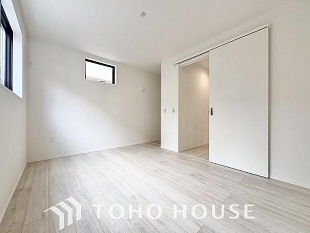 お子様の心と身体を見守る子供部屋として、小さな自立心を育むお部屋作り、を見越してご覧下さい。プライベートな時間を大切にしながら、のびのびと自分らしさを育み、健やかに成長できる、快適な空間を実現します。