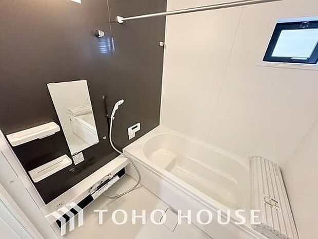 一日の疲れを癒やす・・心地よいバスタイムを演出するため、ゆとりあるサイズを採用した浴室。快適で清潔な空間が、心も体もオフになる上のリラックスタイムを叶え、日々の暮らしに上の癒やしを届けてくれます。