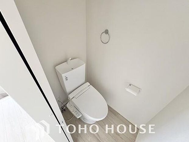 清潔な空間であって頂けますように、目に留まるだけではなく、汚れをふき取り易いフロアと壁紙をチョイス。快適な温水洗浄便座付。手洗い一体型のトイレはスペースの節約ができ、ゆったりとした空間が確保できます。