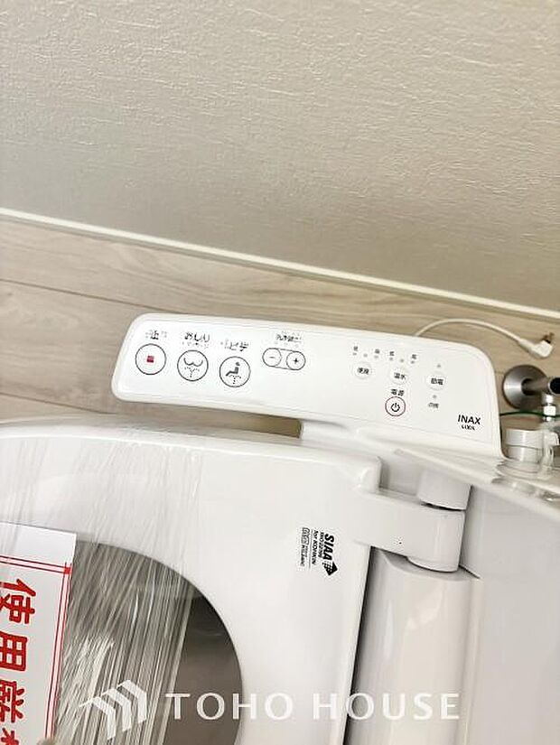 清潔で快適なトイレタイムをサポートする、温水洗浄便座を完備しました。気になるニオイを抑える脱臭機能なども備えており、いつも爽やかで心地よい空間を保ちます。日々の暮らしに寄り添う嬉しいこだわり設備です。